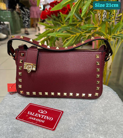 Valentino
Good quality 
with box 
🎁🎁🎁

115 dhs❣️

Zain186
♥️♥️♥️