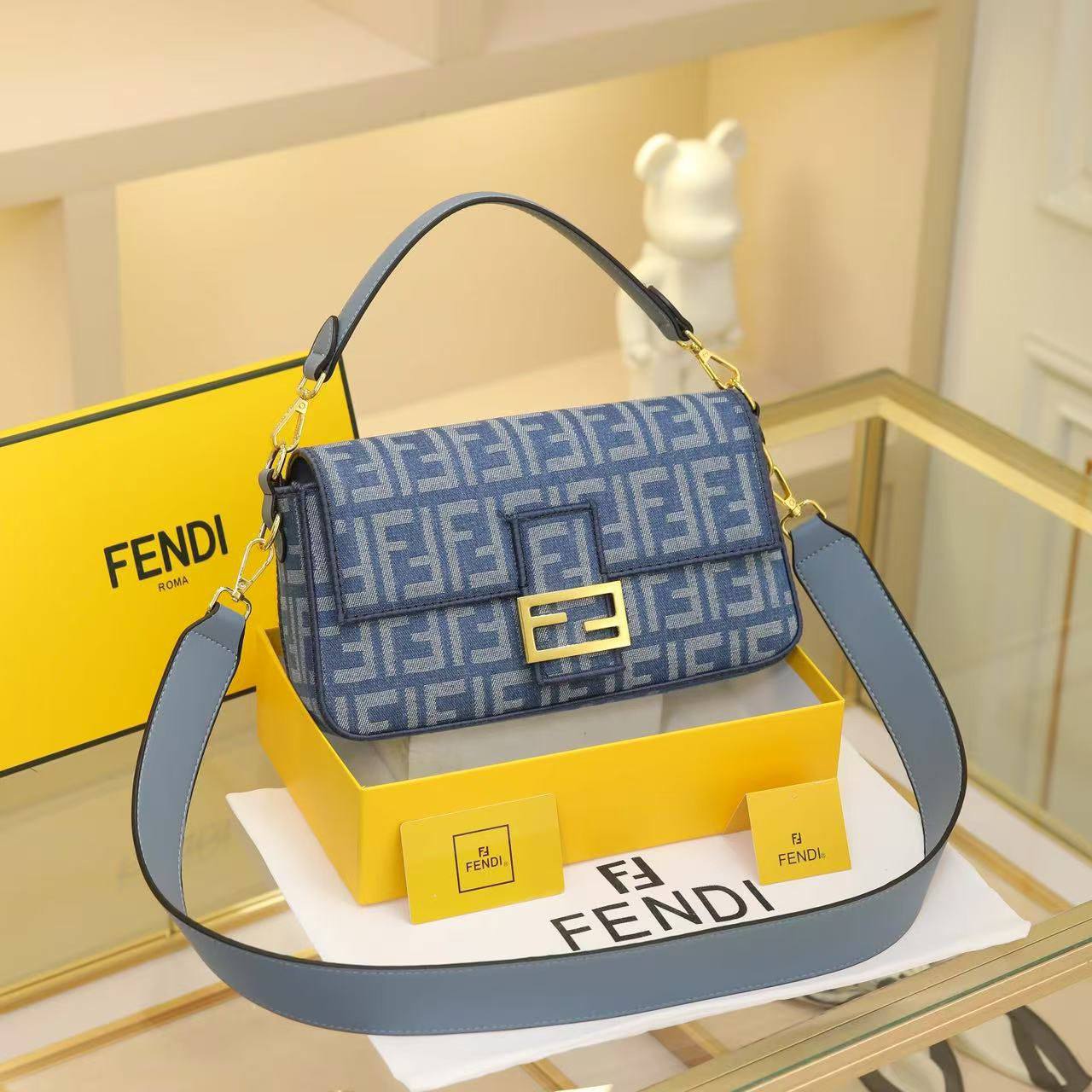 Fendi
size 26 cm 
Good quality 

90 dhs💓

with box
🎁🎁🎁

Zain278
♥️♥️♥️