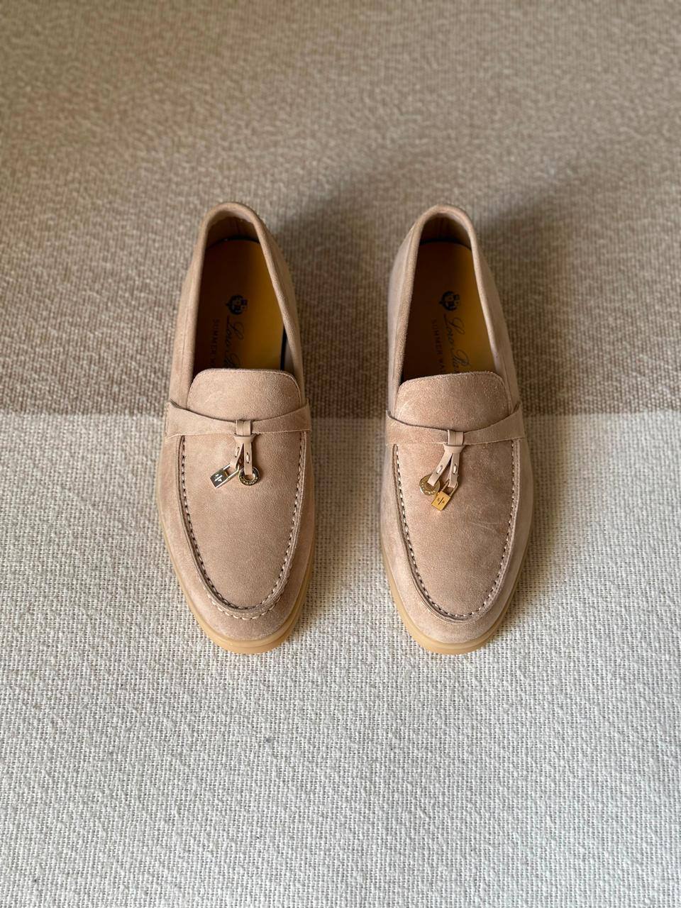 Loro Piana
Size 36 to 41
450 dhs✅

Zain288
♥️♥️♥️