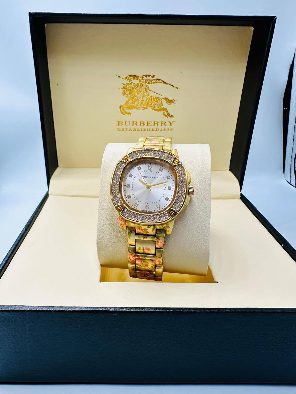 BURBERRY Ladies 
55 dhs🪙🌨️

Zain08
♥️♥️♥️