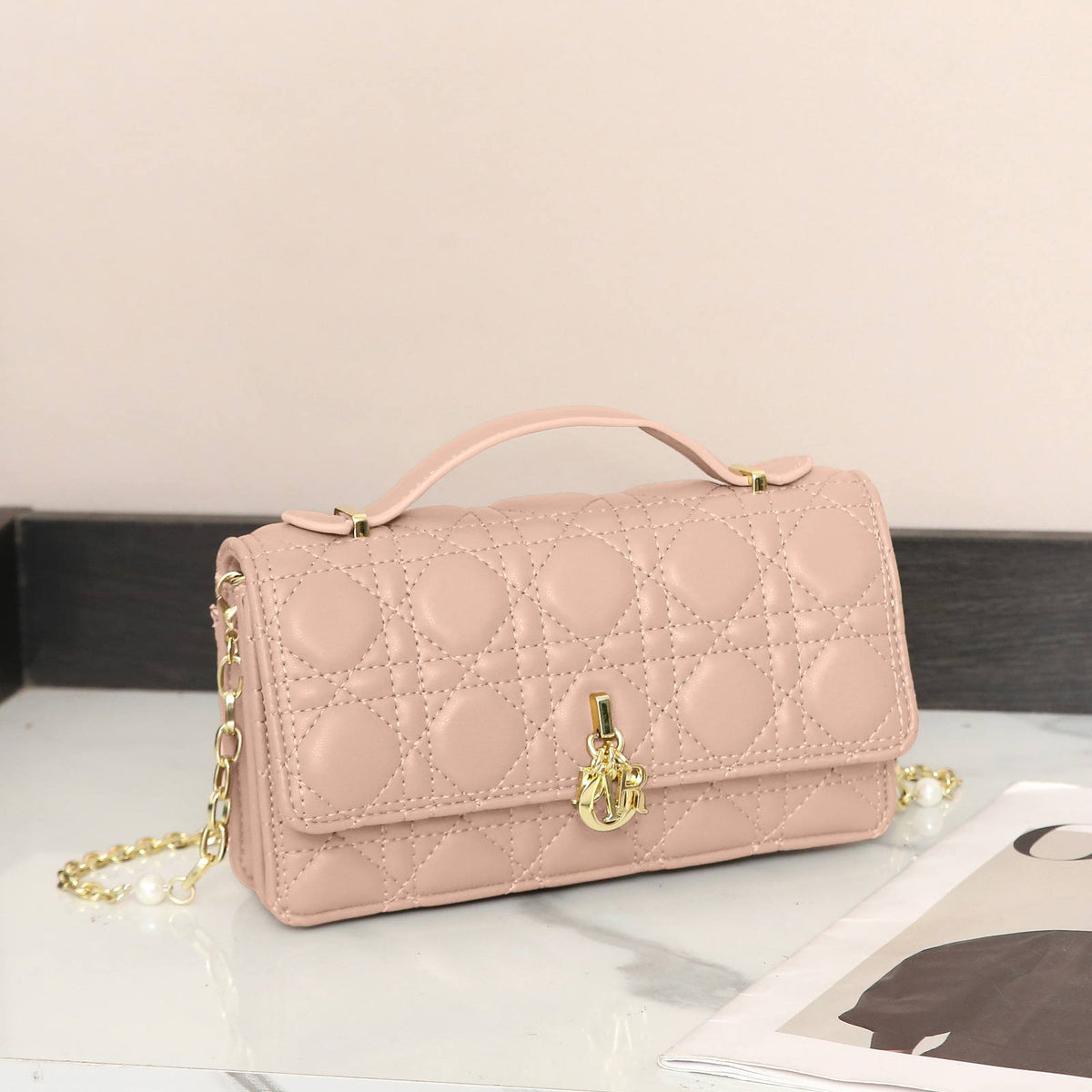 DIOR

Best quality 

with box

105 dhs🇦🇪🇦🇪

size 21CM
Zain290
♥️♥️♥️