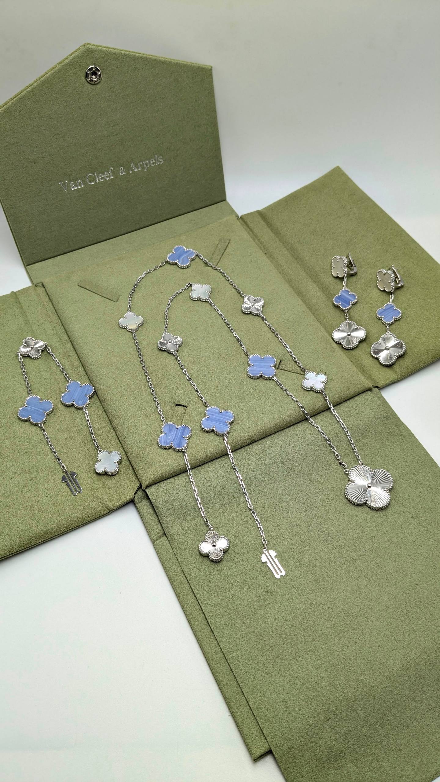 VCA Set
*Master Quality* 
*Necklace, Earrings & Bracelet*
380 dhs✅ with Good Box 🎁 
470 dhs✅ with Master Box 🎁

Zain210
♥️♥️♥️
