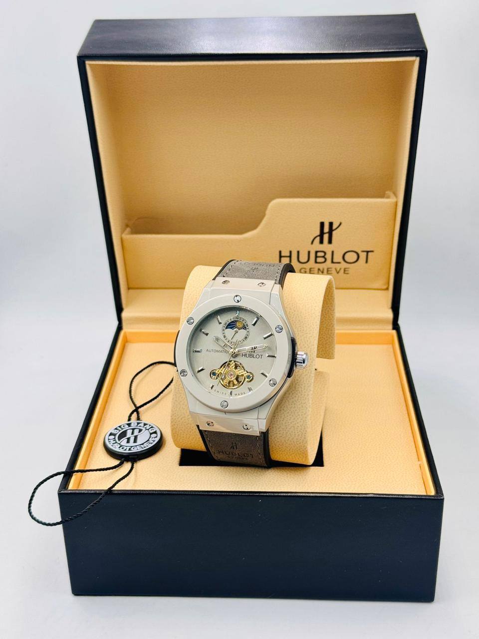 Hublot Men 
Automatic*🤩🤩
140 dhs❣️

Zain08
♥️♥️♥️