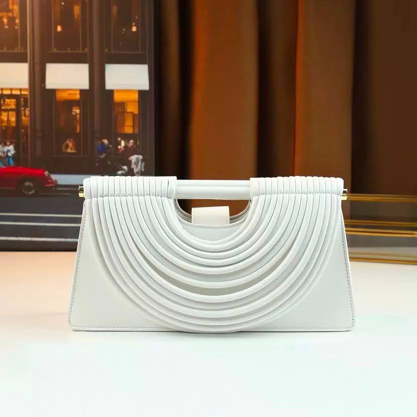 BOTTEGA NEW CAME GOOD QUALITY WITH BOX 
120 dhs✅

Zain295
♥️♥️♥️