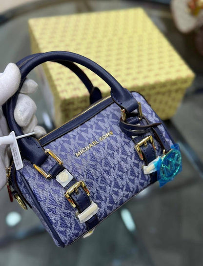 Mk 
19cmx14cmx8cm 

85 dhs✅

 with box
🎁🎁🎁

Zain72
♥️♥️♥️