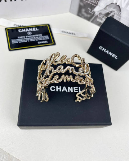 Chanel Bangle 
Master Quality
110 dhs🪙🖤 

With Box with
🎁🎁🎁

Zain89
♥️♥️♥️