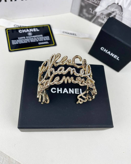 Chanel Bangle 
Master Quality
110 dhs🪙🖤 

With Box with
🎁🎁🎁

Zain89
♥️♥️♥️