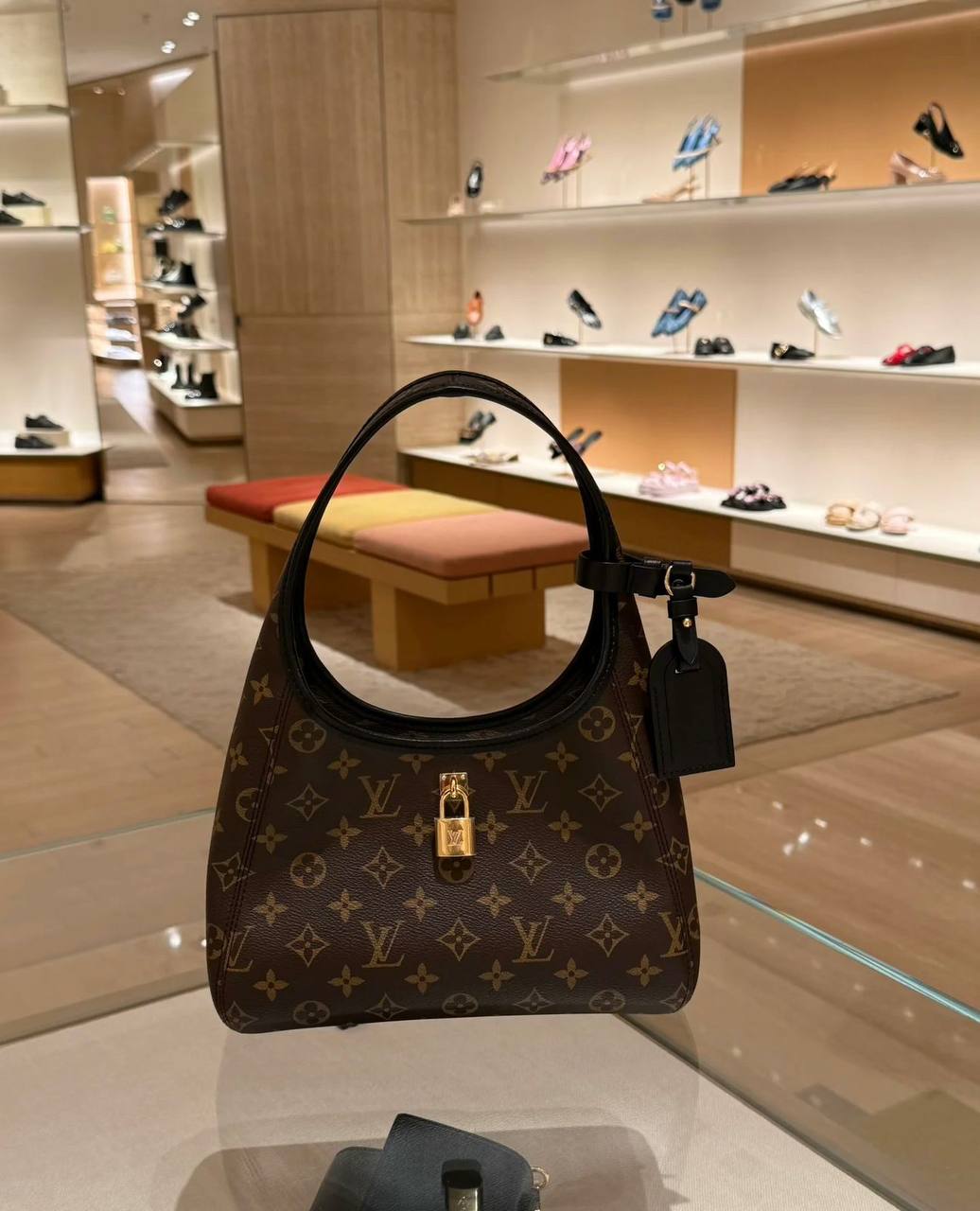 LV
VIP Quality 

400 dhs❤️

With box
🎁🎁🎁

Zain255
♥️♥️♥️