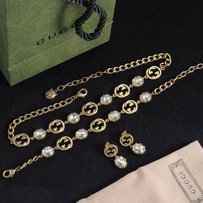 Gucci Set 
Necklace 🍁
Bracelet ❣️
Earring ✨
Master quality 💯
With normal boxes 🗃️ 
130 dhs💓
With master box 📦 
140 dhs💓

Zain216
♥️♥️♥️