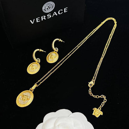 VERSACE SET 
MASTER✨💫
NECKLACE EARRINGS
WITH BOX AND PAPER BAG🛍️🎁
110 DHS💓

Zain89
♥️♥️♥️