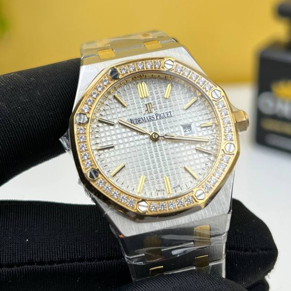 Ap watch for ladies 
good quality 
220 dhs💓

Zain59
♥️♥️♥️