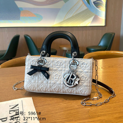 DIOR
best quality 
with box

 125 dhs🇦🇪🇦🇪  

size22CM

Zain290
♥️♥️♥️