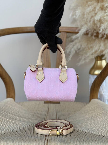 Available again✨✨✨
LV
16cm
320 dhs💓
Top quality 
With box🎁

Zain167
♥️♥️♥️