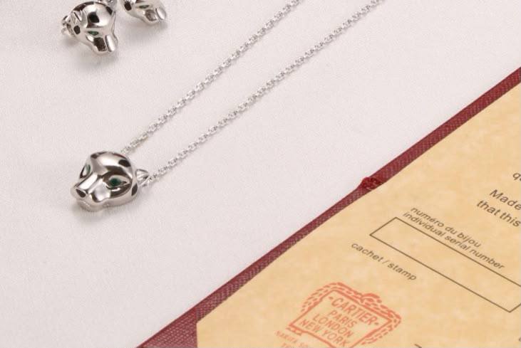 Cartier 
Necklace 🦋
Master quality 💯
With normal boxes 📦 
65 dhs✅

With master box 🗃️ 
110 dhs✅

Zain216
♥️♥️♥️