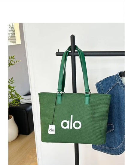 Alo
Tote bag 
95 dhs✅
Size 45cm 🌹🌹👈🤌

Zain161
♥️♥️♥️