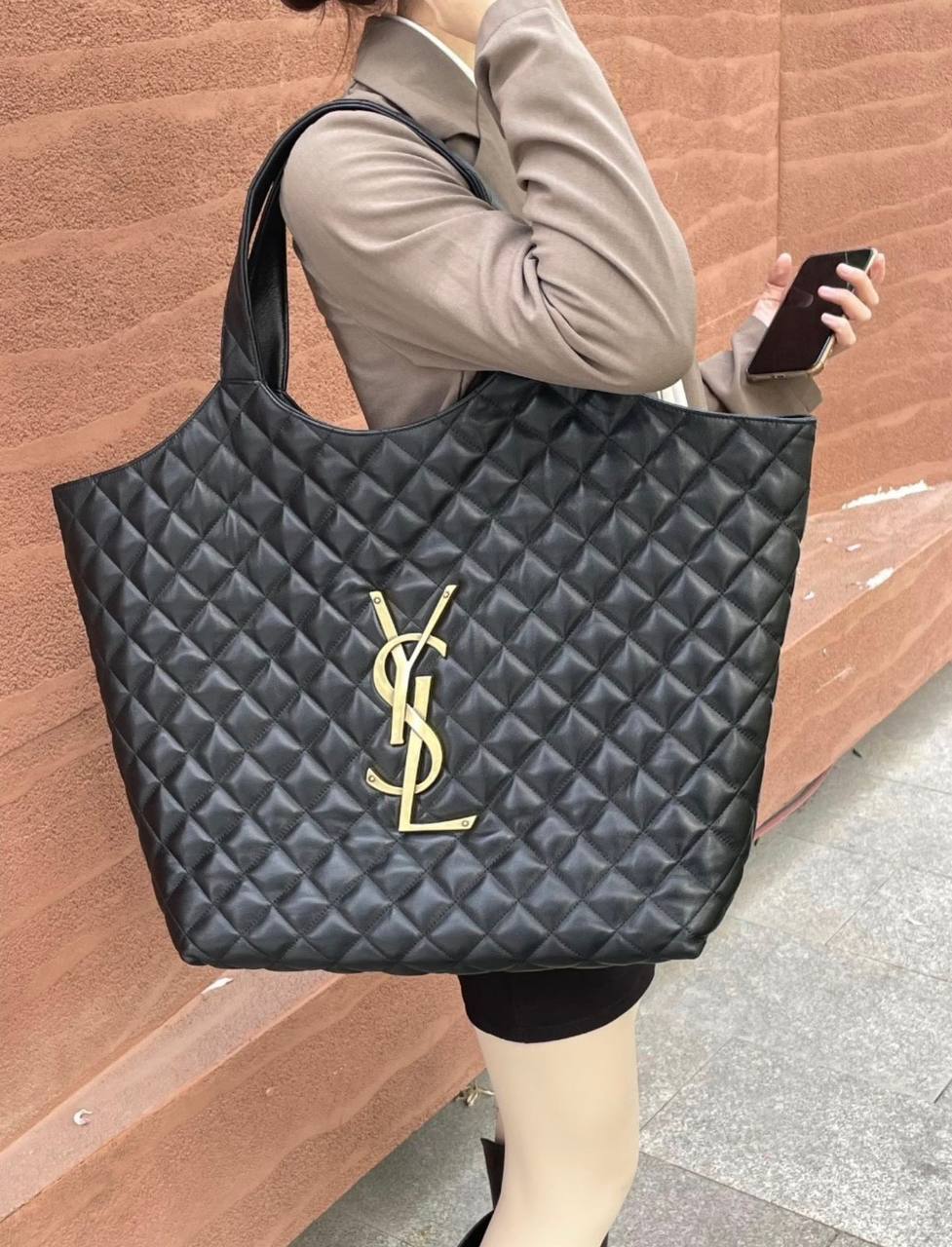 YSL 

NEW CAME 

HIGH QUALITY

125 dhs🪙🌨️

Zain39
♥️♥️♥️