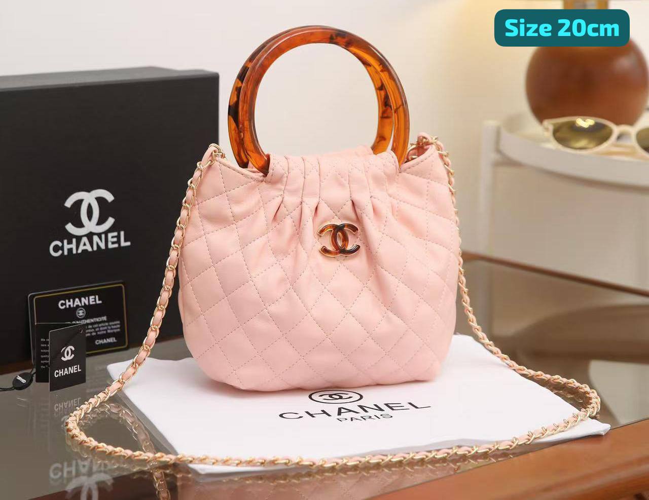 Chanel
Good quality 

with box 🎁🎁🎁

100 dhs✅

Zain186
♥️♥️♥️