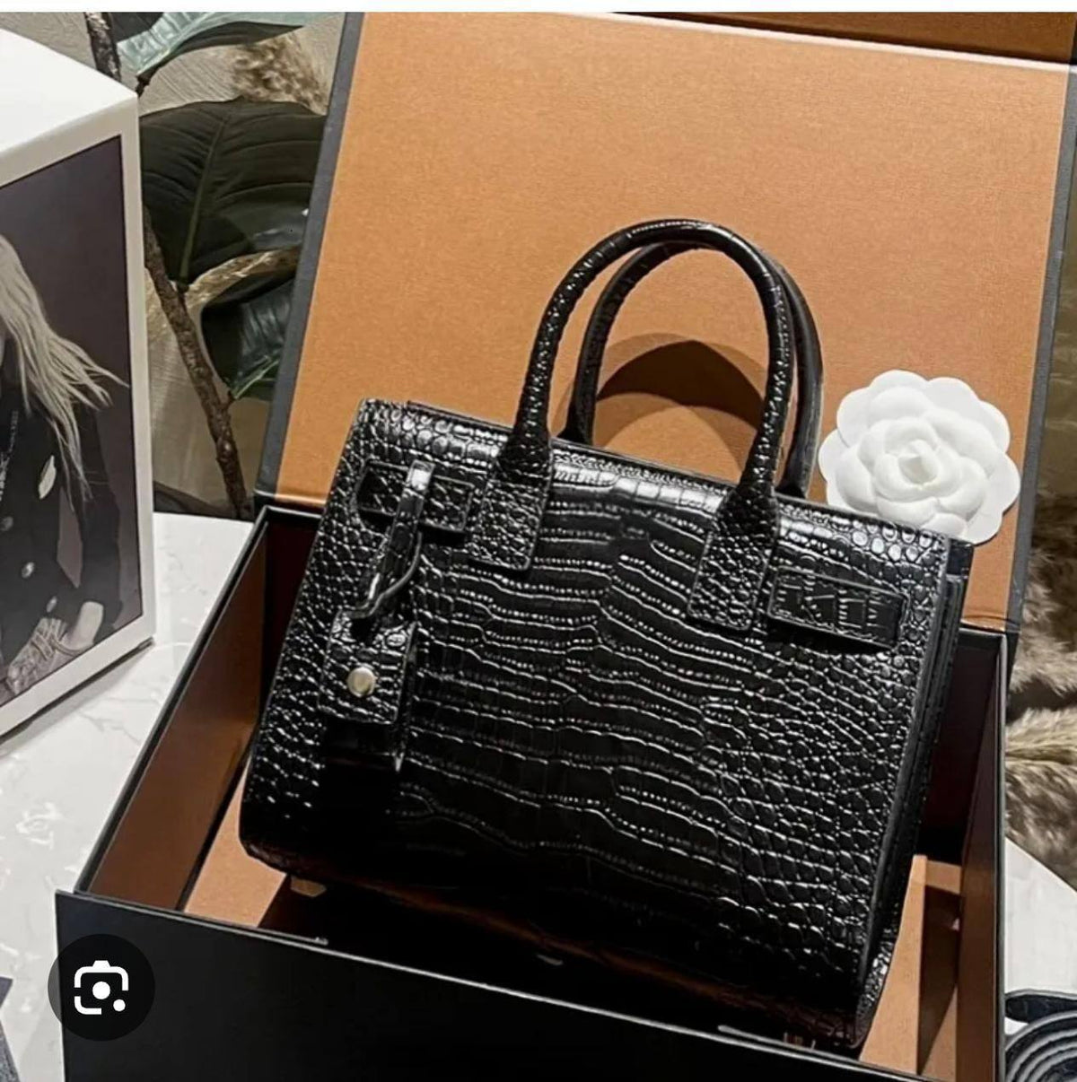 YSL 

good quality 
100 dhs🇦🇪🇦🇪

SIZE 20cm

Zain200
♥️♥️♥️