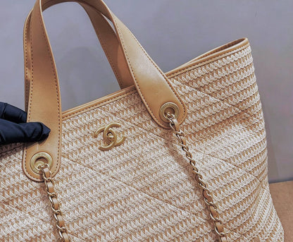 CHANEL 

BEACH BAG 

COPY ONE

 NEW CAME 

150 DHS🇦🇪🇦🇪
Zain295
♥️♥️♥️