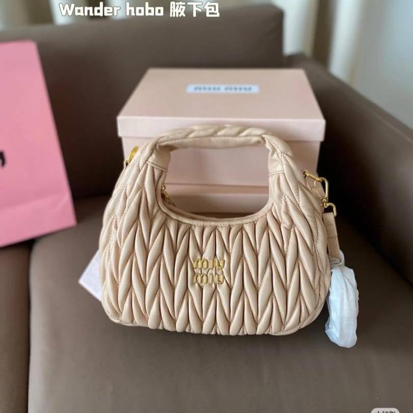 Miu Miu
100 dhs🇦🇪🇦🇪
with box
size 22cm

Zain26
♥️♥️♥️