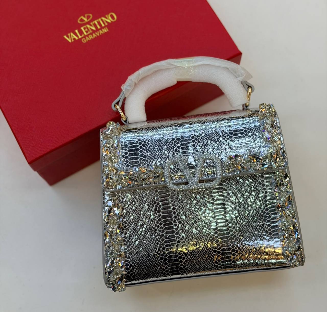 Valentino

150 dhs
With box

Zain175
♥️♥️♥️