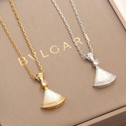 BVLGARI❤️‍🔥*
Necklace 💥
Earring ❣️
Master quality 💯
With normal boxes 📦 
105 dhs🪙🌨️
With master box 🗃️ 
140 dhs🪙🌨️

Zain216
♥️♥️♥️