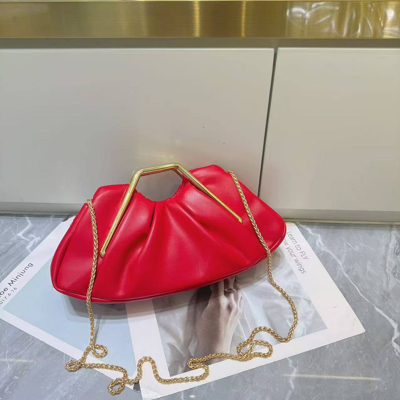 JW PEI
 Clutch Bag 
90 dhs💓
Size 34 cm 💃💃💃💃

Zain161
♥️♥️♥️