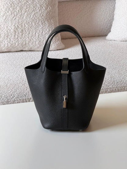 Hermes
picotin 18cm💥Master quality ✅

with box📦

340 dhs✅

Zain52
♥️♥️♥️