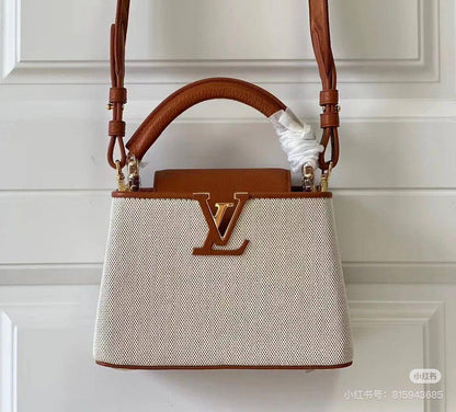 🥇LV Capucenis
1️⃣ First quality +🎁

Size : 25 * 17 cm
110 dhs❣️
with box🎁

Zain115
♥️♥️♥️
