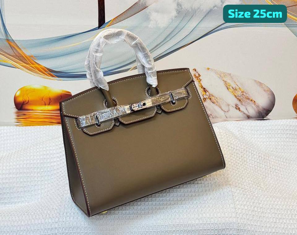 Hermes
Best quality

With box’s
🎁🎁🎁

115 dhs❤️
size 25cm

Zain158
♥️♥️♥️