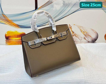 Hermes
Best quality

With box’s
🎁🎁🎁

115 dhs❤️
size 25cm

Zain158
♥️♥️♥️
