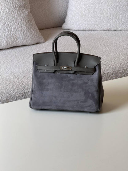 Hermes birkin velvet 25cm💕master quality😍

with box❤️
🎁🎁🎁
680 dhs🪙🖤🇦🇪

Zain51
♥️♥️♥️