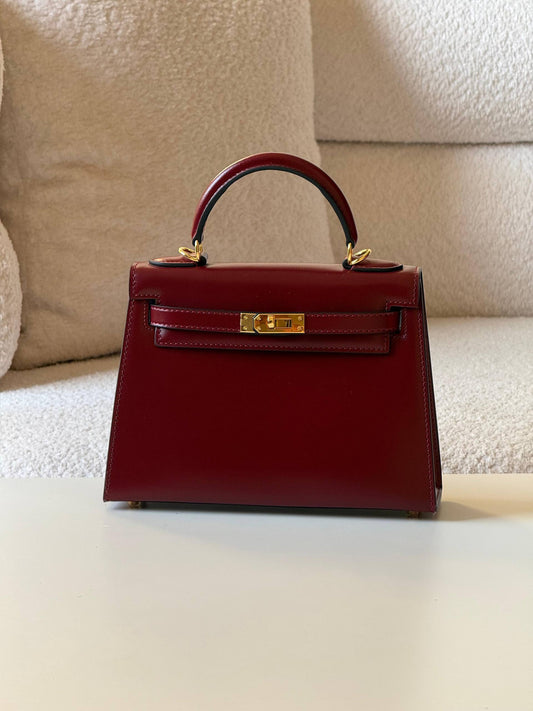 Hermes 
kelly 22cm💕
master quality😍with box❤️
340 dhs❤️💚

Zain52
♥️♥️♥️