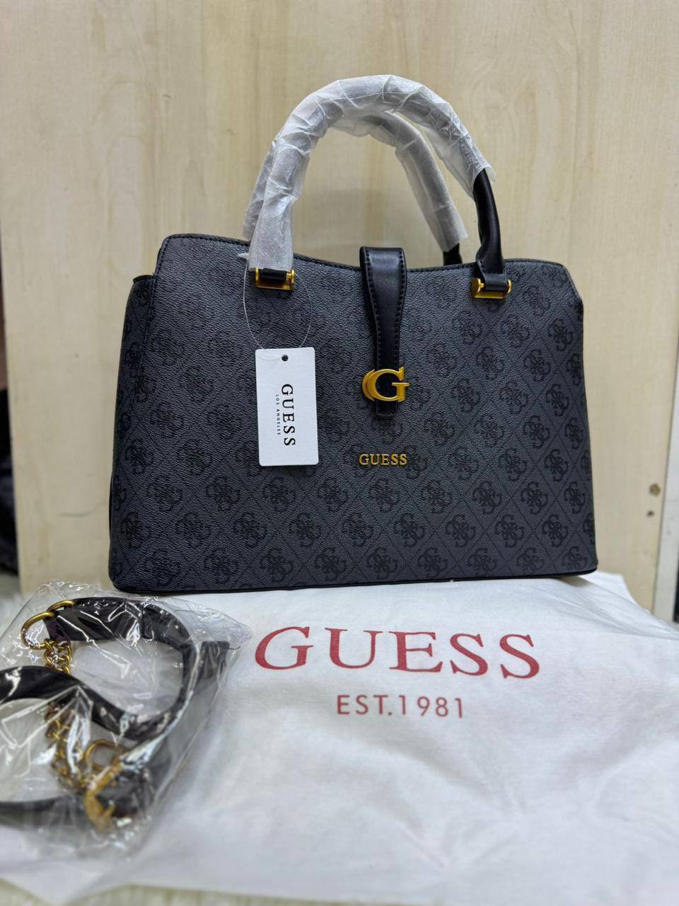 🌸 Guess Tote
Good quality
Size : 35 * 23 * 10 cm
110 dhs🇦🇪🇦🇪

Zain115
♥️♥️♥️