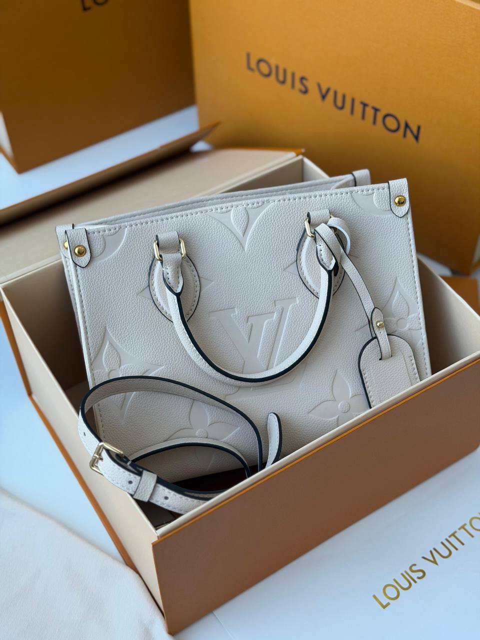 *LOUIS VUITTON*
*Master*++++++
*25 Cm*
*AVAILABLE NOW*
For Price 👇 WTSP Text Zain 0568585901

Zain257
♥️♥️♥️