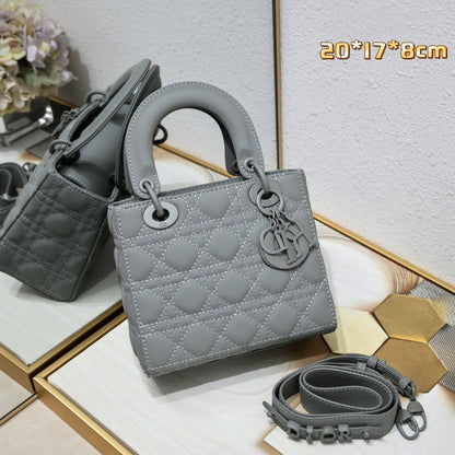 Dior 
Best quality 

with box’s 
🎁🎁🎁

125 dhs✅
size 20 cm

Zain290
♥️♥️♥️