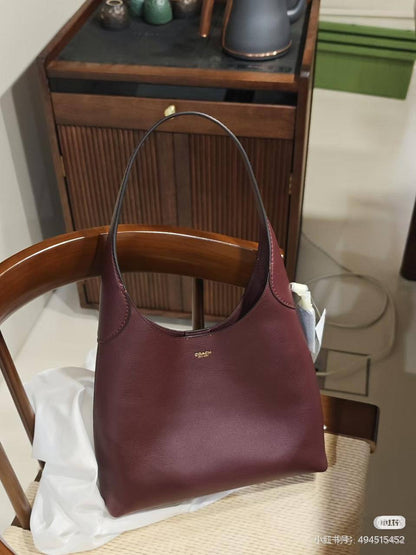 COACH
👑Good  QUALITY 
SIZE：30cm
100 dhs🪙💕

Zain04
♥️♥️♥️