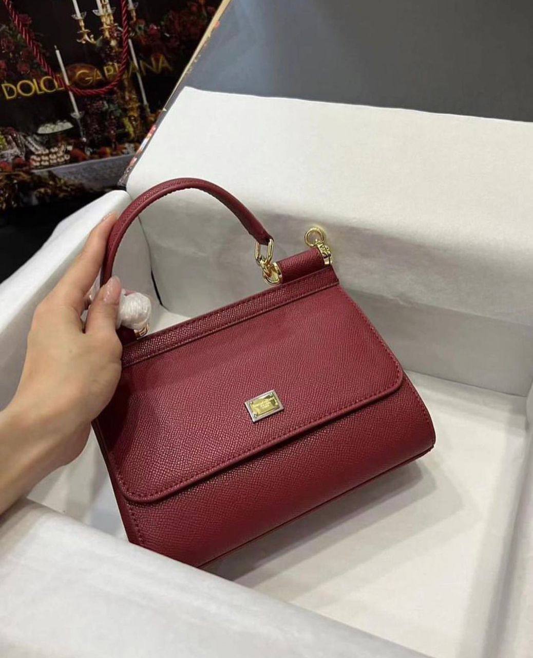 D&G
95 dhs🪙
size：20CM
Good quality 

with box
🎁🎁🎁

Zain35
♥️♥️♥️