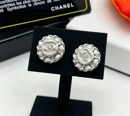 CHANEL ❤️‍🔥*
Earring 🦋
Master quality 💯
With normal boxes 🗃️ 
45 dhs💓
With master box 📦 
60 dhs💓

Zain216
♥️♥️♥️