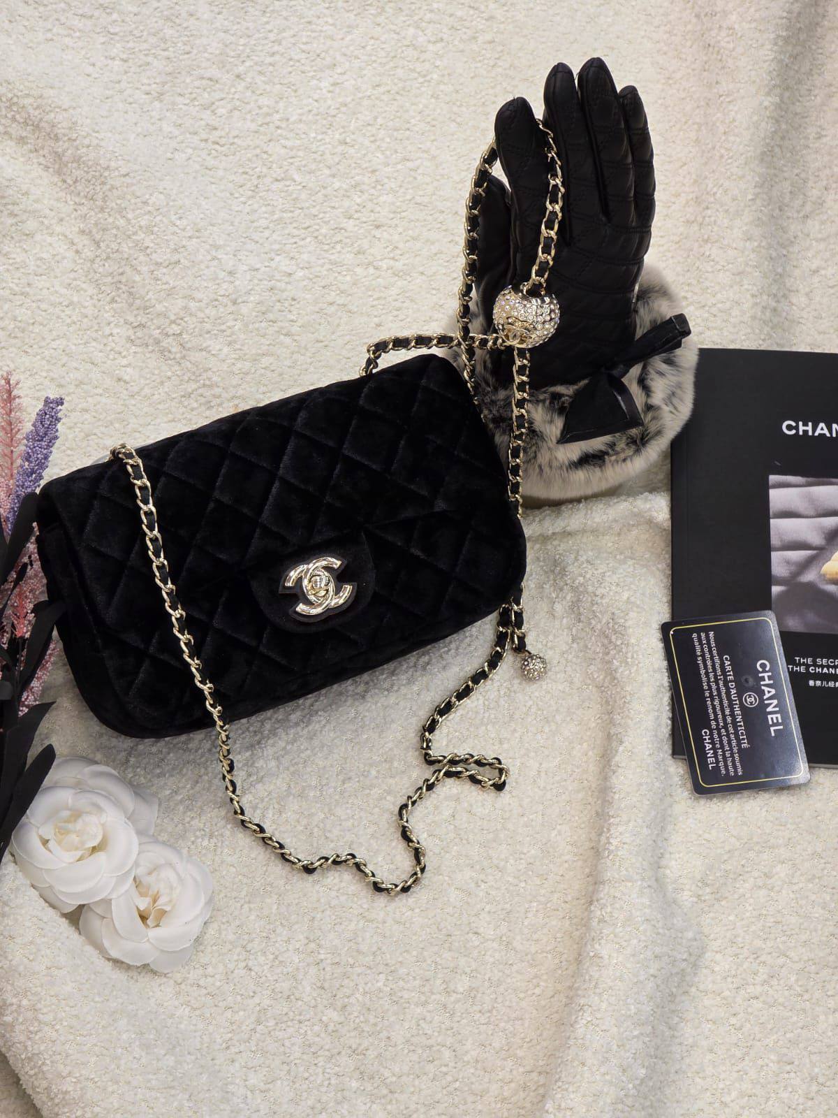 Chanel
21. 20. Cm.  
With. Nice. Backing.  
230 dhs❤️

Zain131
♥️♥️♥️