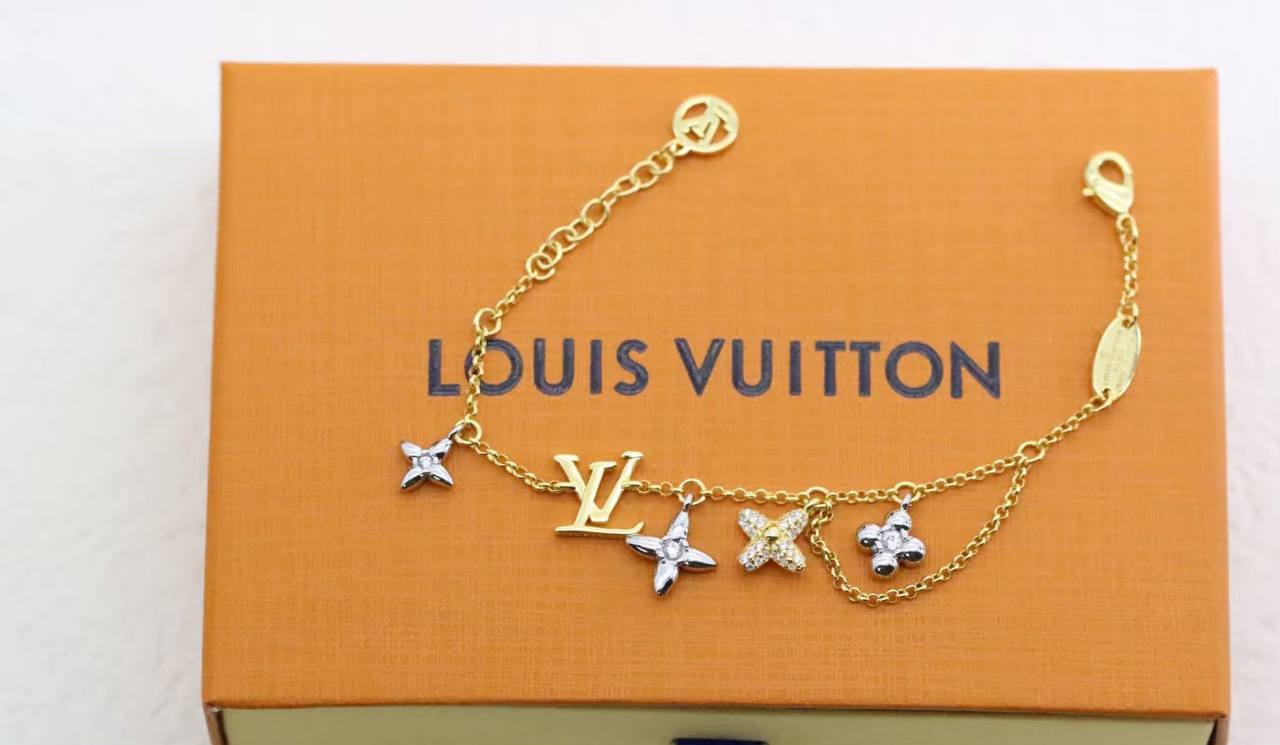 LV ❤️‍🔥*
Bracelet 🦋
Master quality 💯
With normal boxes 📦 
50 dhs✅
With master box 🗃️ 
70 dhs✅

Zain216
♥️♥️♥️