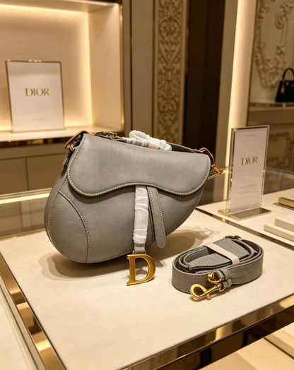Dior
100 dhs✅
small size:19*5.5*15.5
Wear leather shoulder straps

110 dhs✅
Big size:25*6.5*19
Knitted shoulder straps
with box
Good quality, all hardware is thickened

Zain07
♥️♥️♥️
