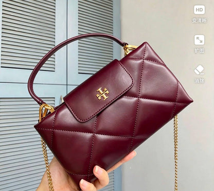 Tory Burch
110 dhs💓
Size：22CM
Material：shiny and mate 
Good-quality with box

Zain35
♥️♥️♥️