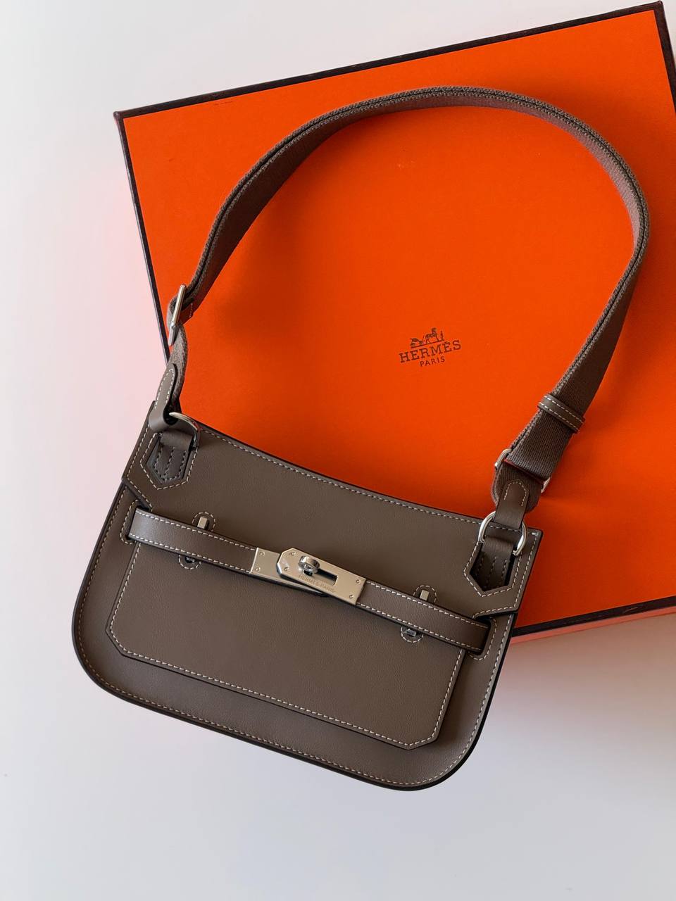 Hermes 
jypsiere 22cm💕master quality😍with box❤️
380 dhs✅

Zain52
♥️♥️♥️