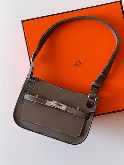 Hermes 
jypsiere 22cm💕master quality😍with box❤️
380 dhs✅

Zain52
♥️♥️♥️