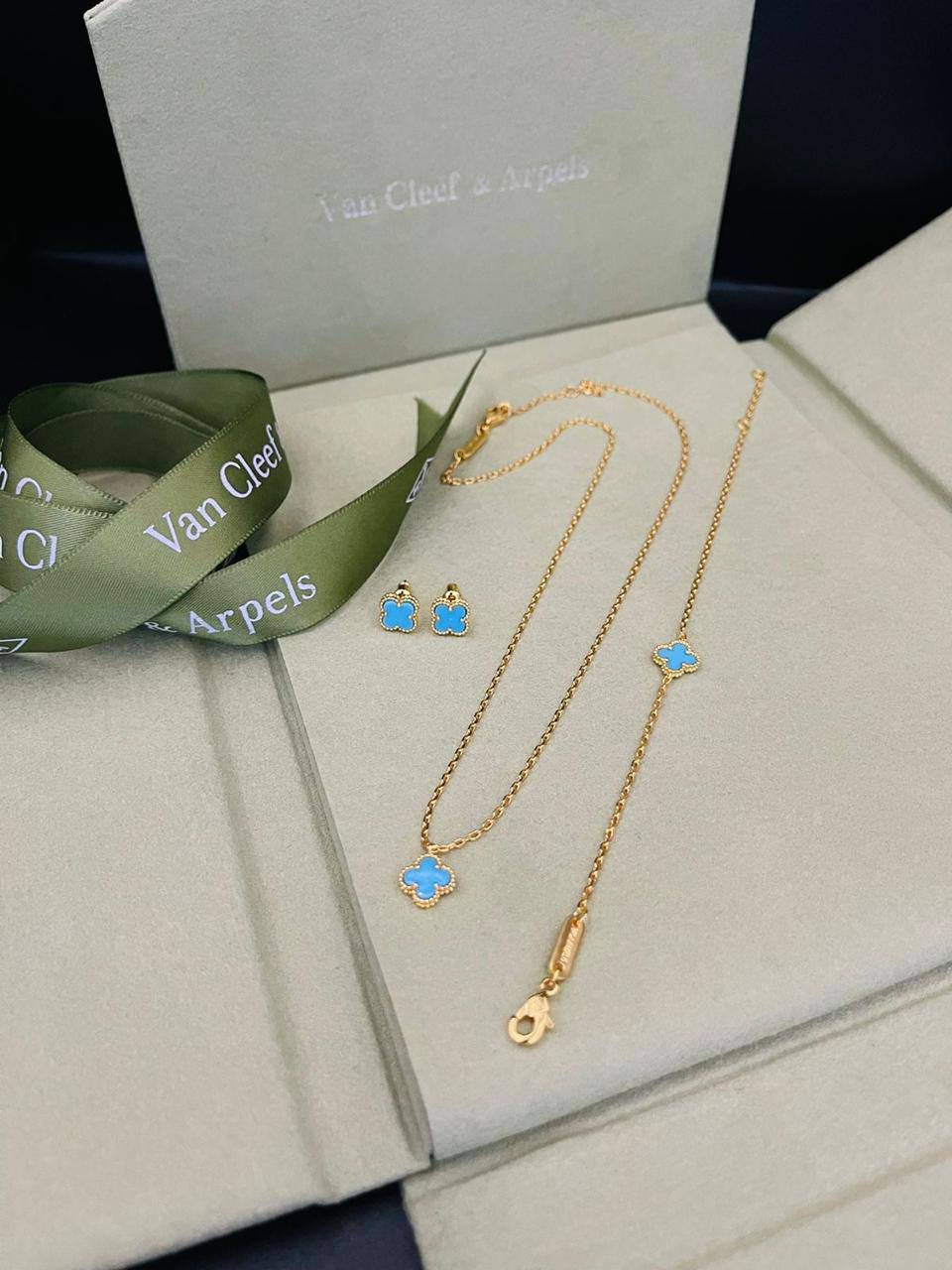MINI SET 
NECKLACE BRACELET EARRINGS
VCA
MASTER✨💫
115 DHS✅
WITH BOX AND PAPER BAG🛍️🎁

Zain89
♥️♥️♥️