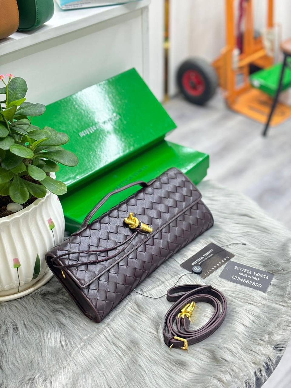 BOTTEGA
SIZE  ……… 31CM 🥰
95 dhs🇦🇪
With BOX🌷

Zain44
♥️♥️♥️