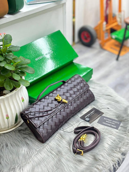 BOTTEGA
SIZE  ……… 31CM 🥰
95 dhs🇦🇪
With BOX🌷

Zain44
♥️♥️♥️