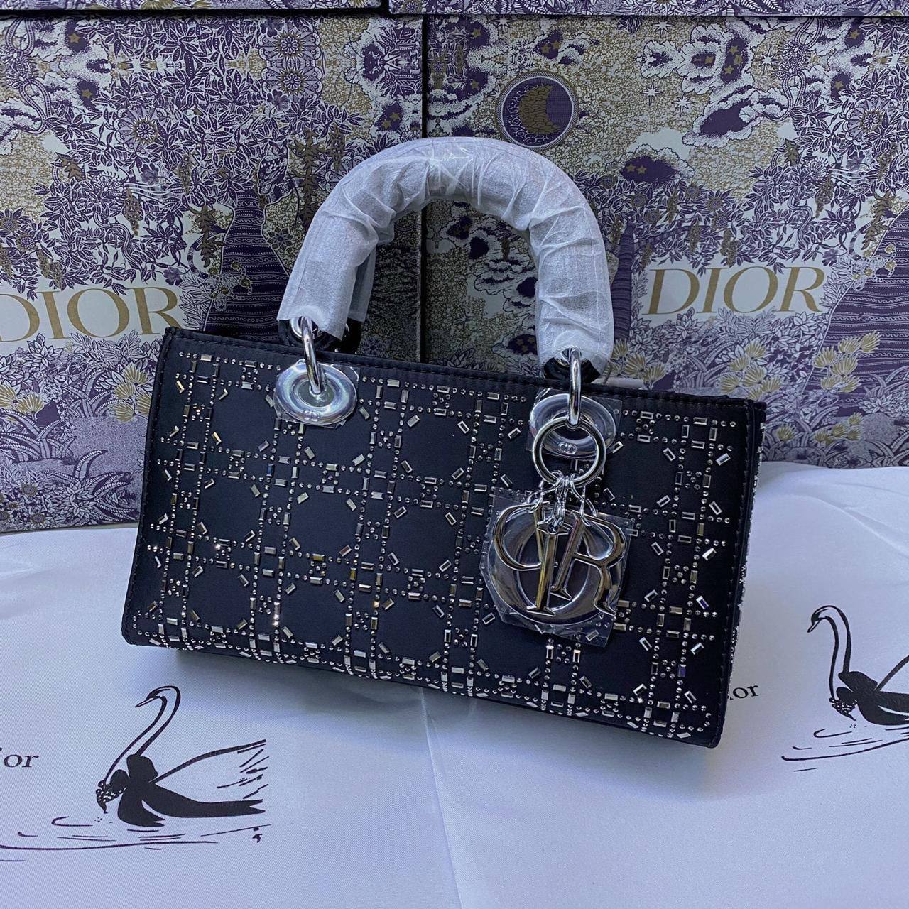 DIOR 

95 dhs💓

with box
🎁🎁🎁

Zain90
♥️♥️♥️