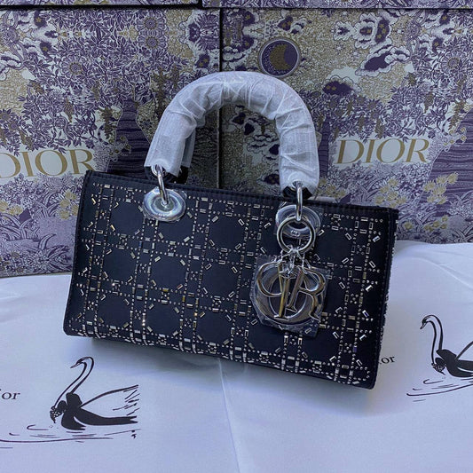 DIOR 

95 dhs💓

with box
🎁🎁🎁

Zain90
♥️♥️♥️